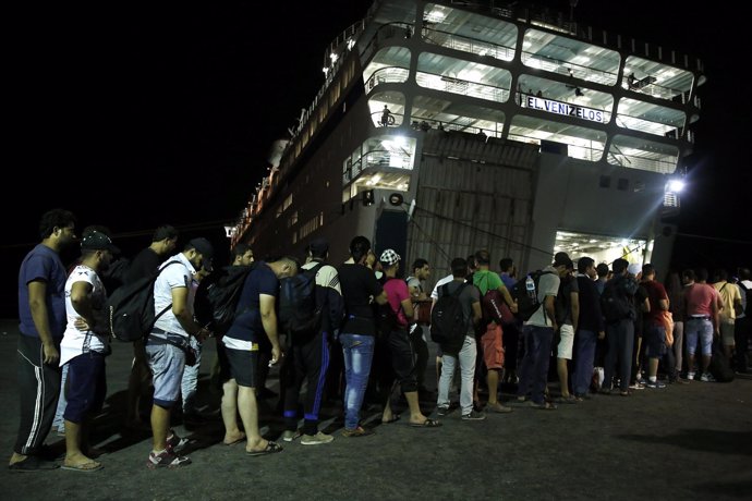 Refugiados sirios embarcan en un ferry en la isla griega de Kos