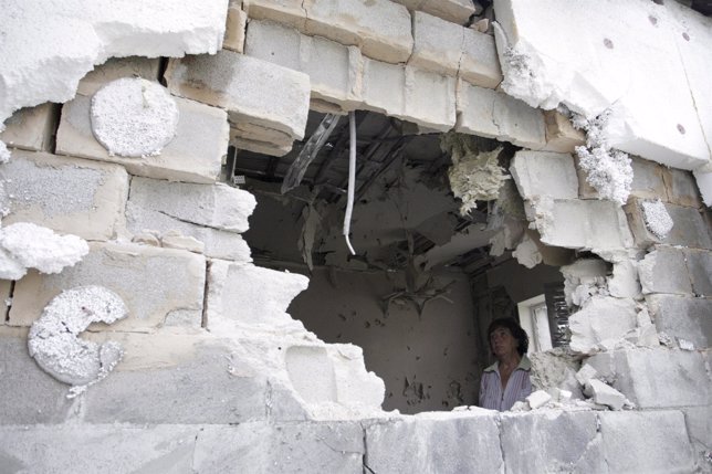 Una mujer en un edificio bombardeado en Donetsk