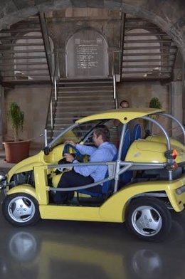 Guillamón aparcando el 'buggy' en la Escuela de Industriales