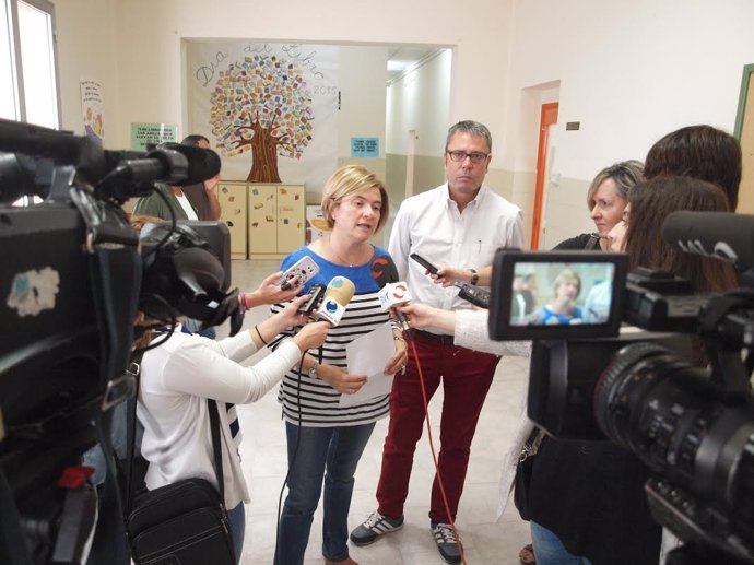 Paloma Corres atendiendo a los medios en su visita al CEIP Vélez de Guevara