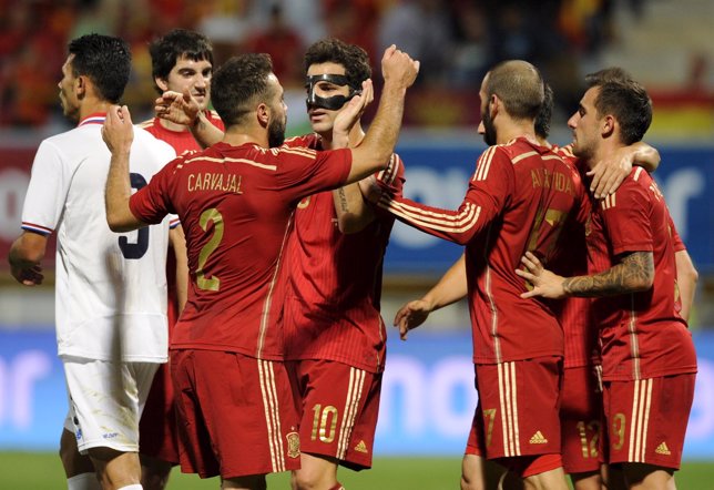 España vence a Costa Rica con goles de Cesc y Alcácer
