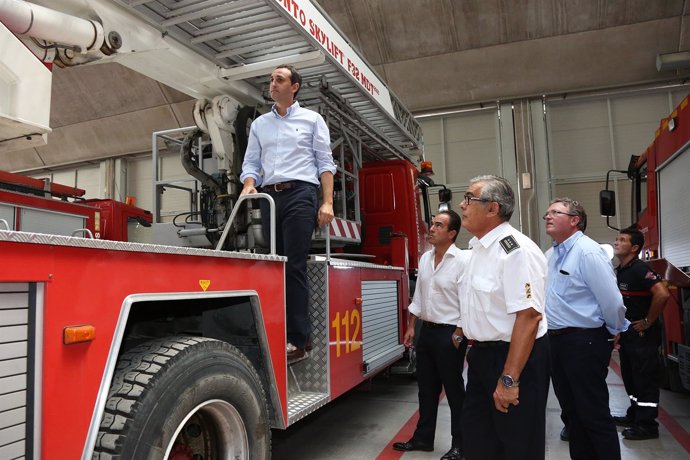 Sánchez durante la visita a un parque de bomberos.