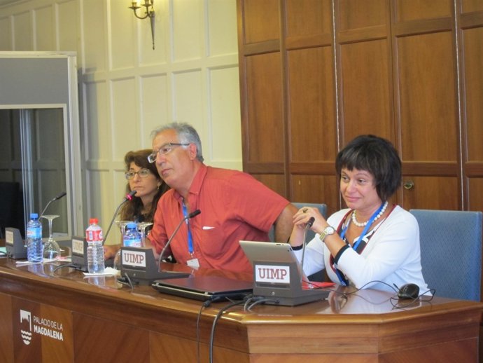 José Ruiz Mas en una mesa redonda en la UIMP
