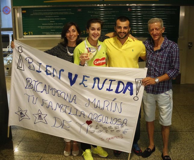 Carolina Marín, recibida por su familia en Madrid
