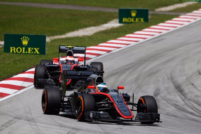 Fernando Alonso y Jenson Button en competición con McLaren