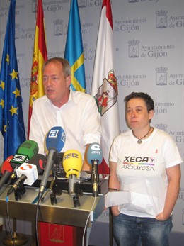 Aurelio Martín, a la izquierda, tras reunirse con XEGA