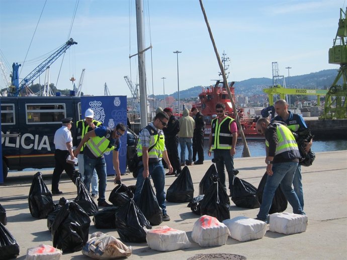 La Policía descarga el narcovelero interceptado en la Operación Santa