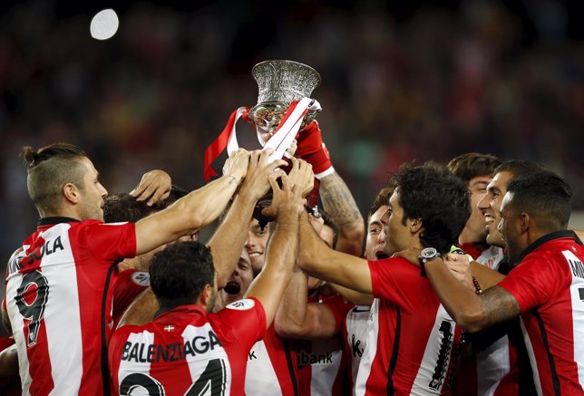 Los jugadores del Athletic de Bilbao levantan la Supercopa de España