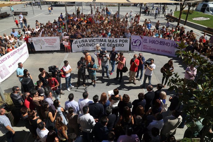 Concentración frente el Ayuntamiento de Armilla por el último crimen machista.