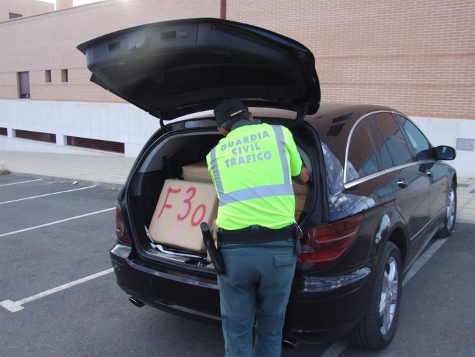 La Guardia Civil se ha incautado 800 kilos de hachís en una furgoneta.