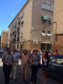 La delegada de Fomento durante su visita a las viviendas de Santa Adela.
