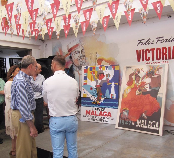 De la Torre en exposición de Cerveza Victoria sobre carteles Feria Málaga