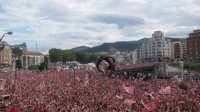 Unas 50.000 personas se rinden al Athletic en el Ayuntamiento