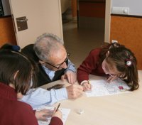 El centro donde ancianos y niños comparten experiencias existe muy cerca, en León