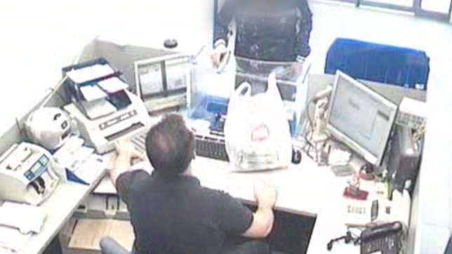 Imagen de una cámara de seguridad durante un atraco.