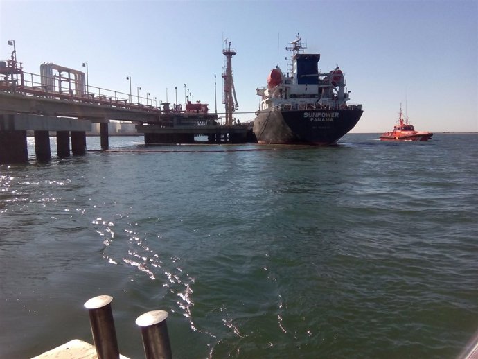 El barco que ha producido una fuga de asfalto en el pantalán Reina Sofía. 