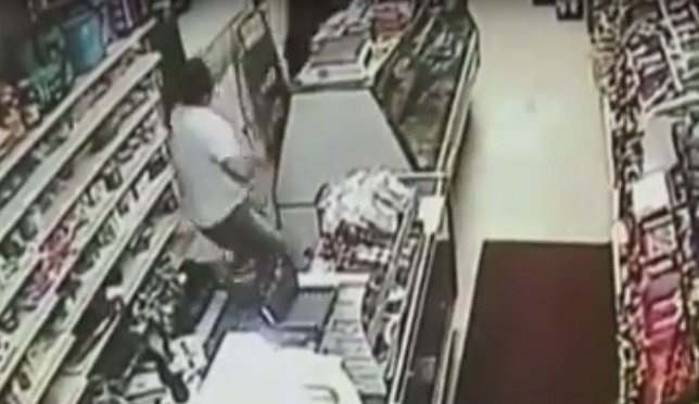 Un cajero persigue con espasa a un atracador 'ninja' en Pittsburg