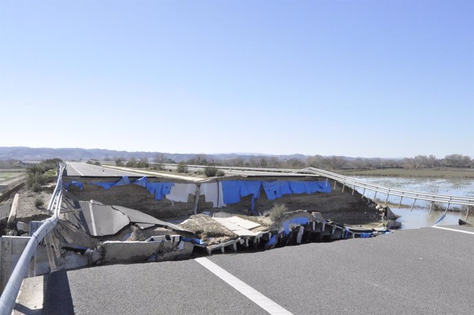 La autopista ARA-A1, dañada por la crecida del Ebro.
