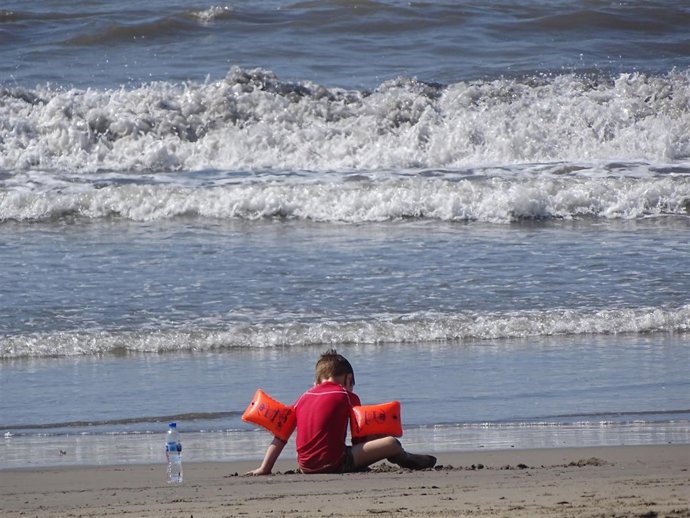 Niño en la playa 