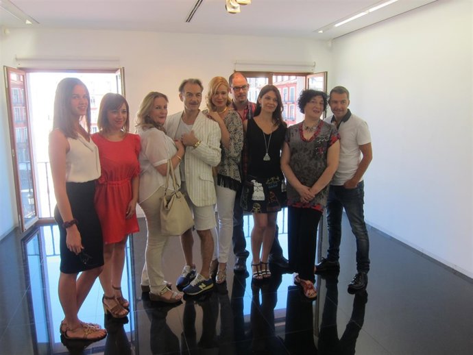 El director y los actores de 'Un Espíritu Burlón'