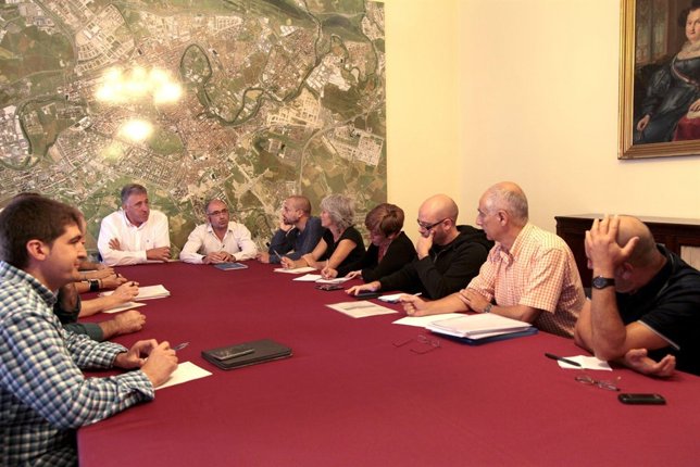 Reunión del Ayuntamiento con representantes de vecinos y hosteleros