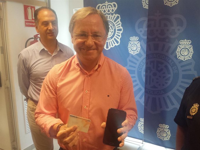 El delegado del Gobierno, Juan Carlos Moragues, con el nuevo DNI 
