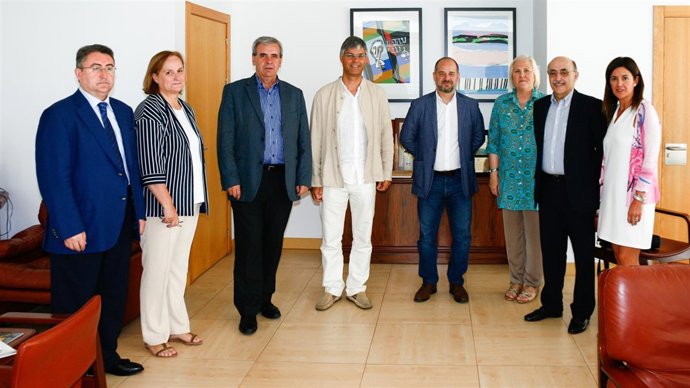 El consejero de Presidencia y Justicia con representantes del CERMI