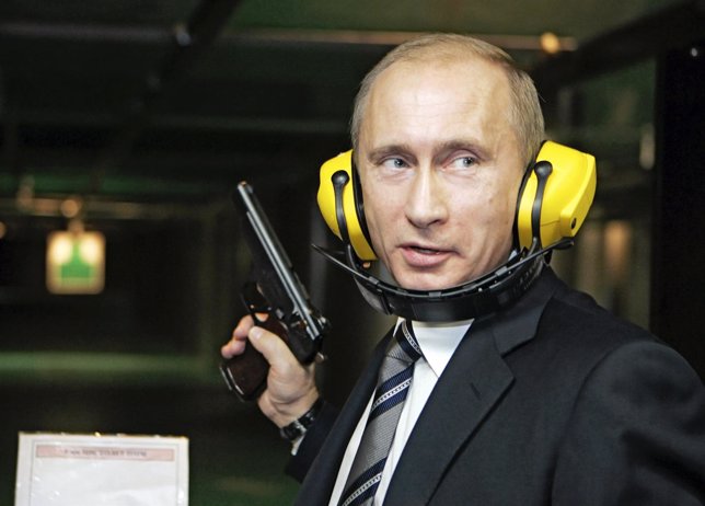 Putin sujeta una pistola en una galería de tiro de la Inteligencia en Moscú