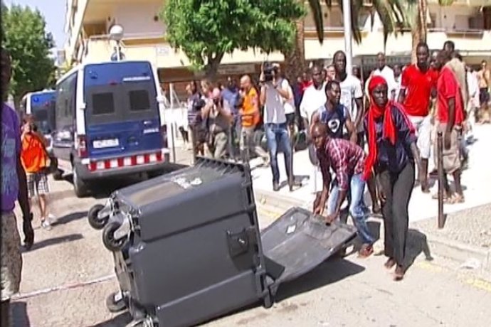 Violentos disturbios en Salou tras morir un senegalés