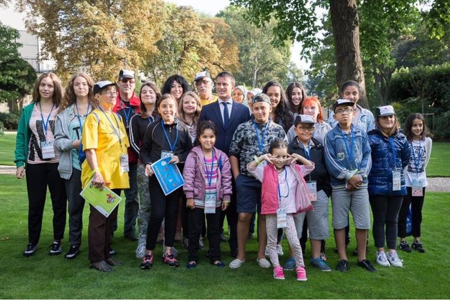 Manuel Valls se reúne con cien niños 'sin vacaciones' en su residencia oficial 
