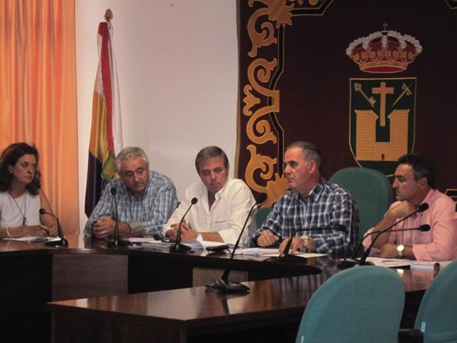 Ortega (c) en una de las reuniones con afectados por el incendio de Quesada.