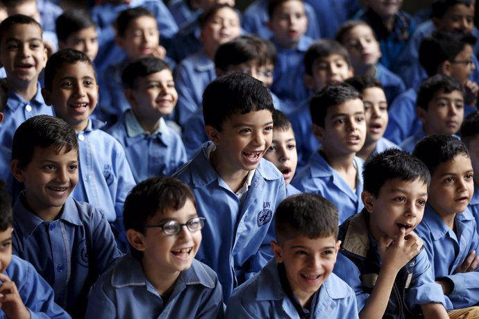 Niños palestinos en una escuela de la UNRWA