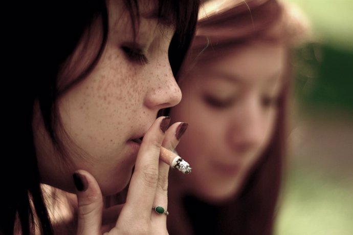 Los adolescentes fuman más si sus amigos no conocen los riesgos