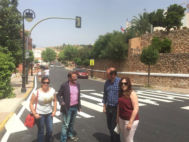 Valdivielso (2i) visita la actuación realizada en la travesía de Orcera.