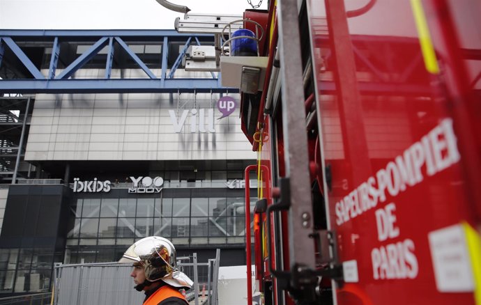 Un bombero tras el incendio en el museo de ciencias de París