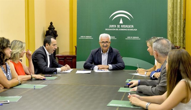 Manuel Jiménez Barrios, hoy en una reunión con delegados de la Junta