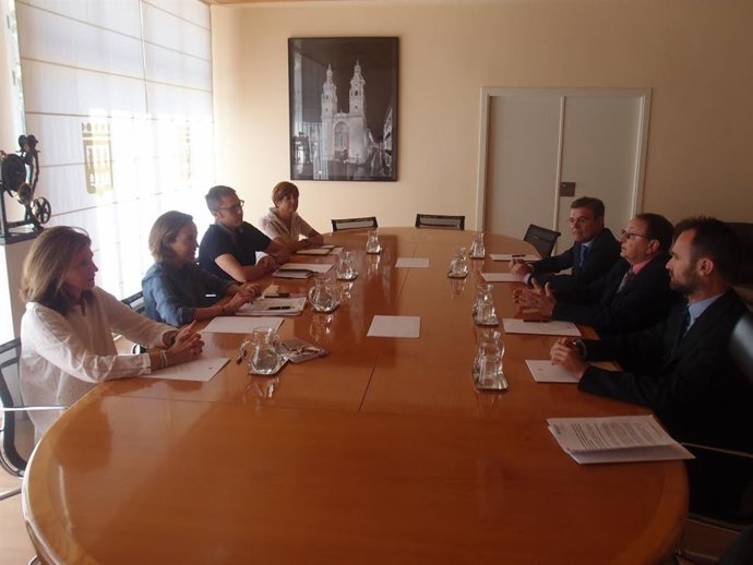 La alcaldesa y los mimebros de la Cámara de Comercio durante su reunión