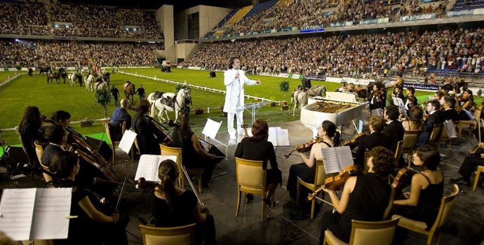 El pianista Monolo Carrasco actuando con Sinfonía Ecustre