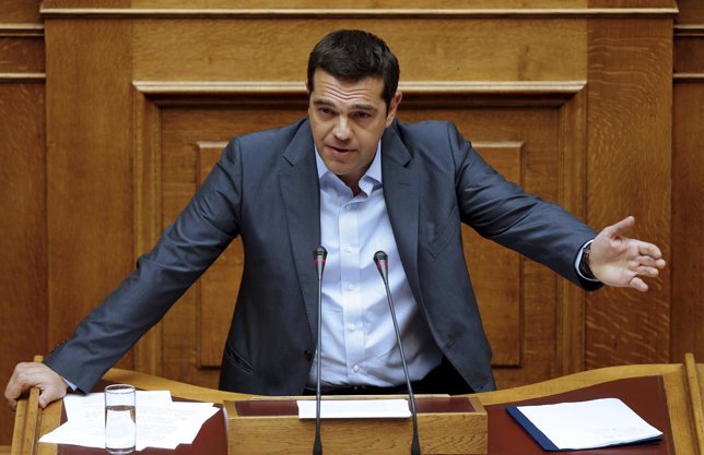 El primer ministro griego, Alexis Tsipras, habla en el Parlamento