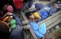 Inmigrantes atrapados en tierra de nadie entre Macedonia y Grecia