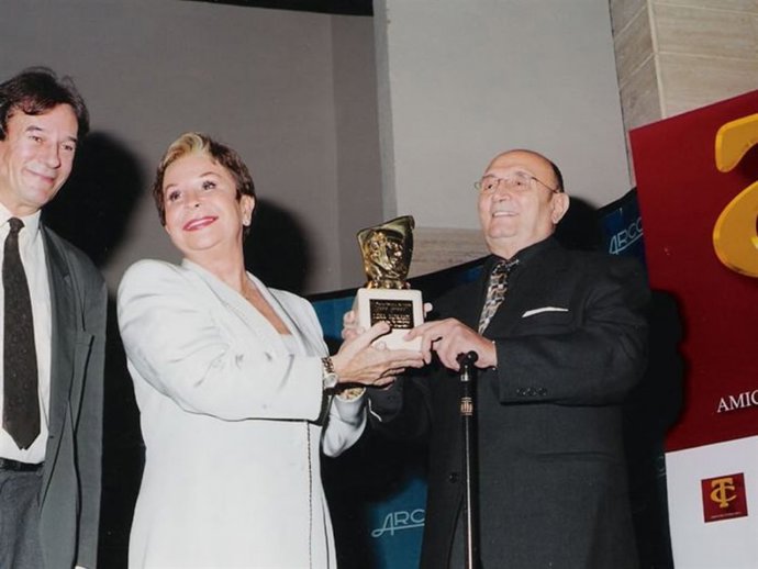 LINA MORGAN RECOGE EL PREMIO