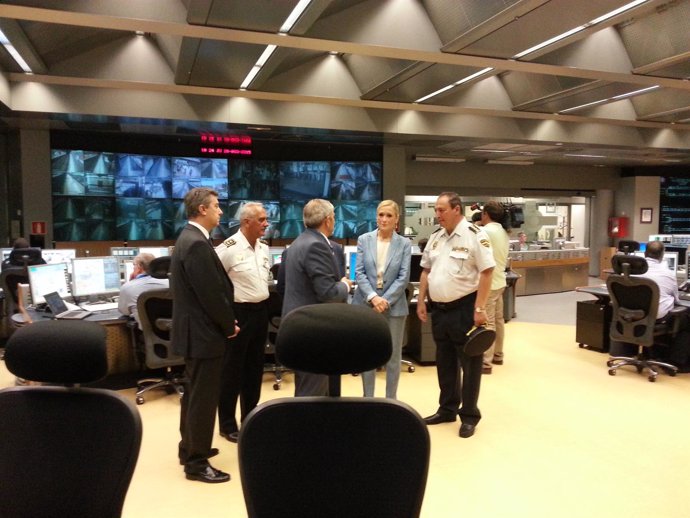 Cristina Cifuentes en su visita al Centro de Control de Seguridad de Metro