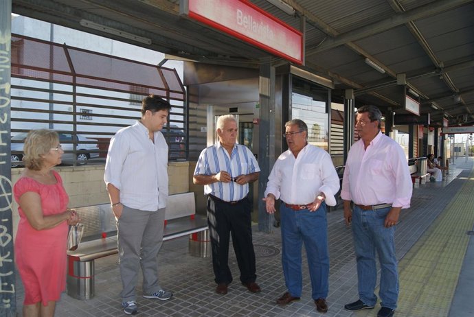 Zoido durante la visita a la estación de Bellavista 