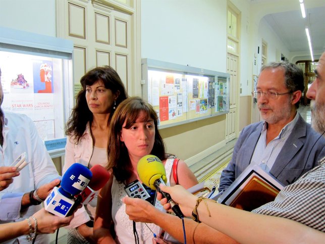 Los ediles Sánchez (centro), Redondo (izda) y Saravia, tras la reunión con EA.