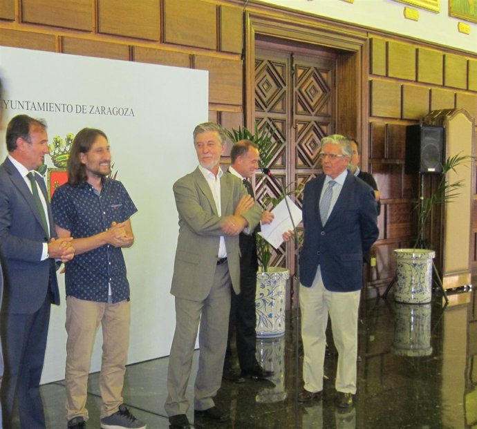 El alcalde de Zaragoza, Pedro Santisteve, recibe al Real Zaragoza