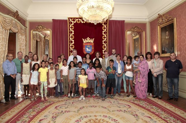 El alcalde de Pamplona, Joseba Asirón, con los niños saharauis