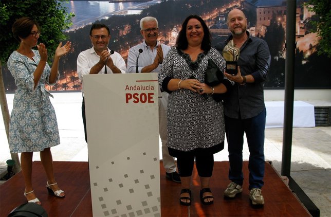 Entrega de un premio del PSOE a El Espejo Negro