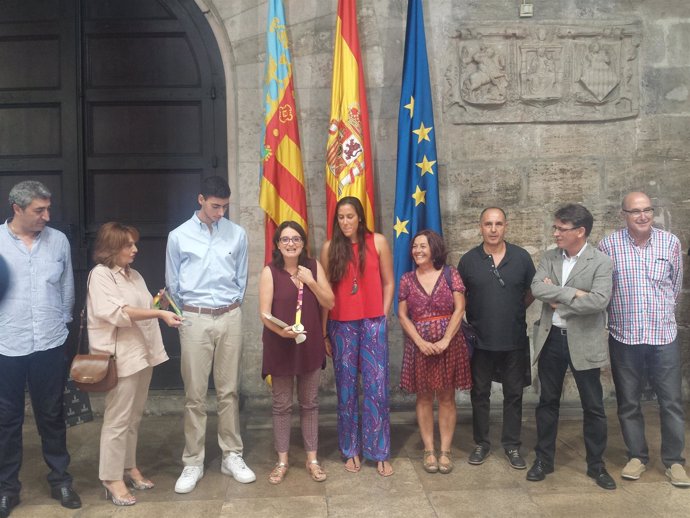 Oltra con los jóvenes deportistas en el Palau de la Generalitat