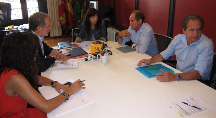 Reunión de los concejales Manuel Saravia y Ana Redondo con Turismoto