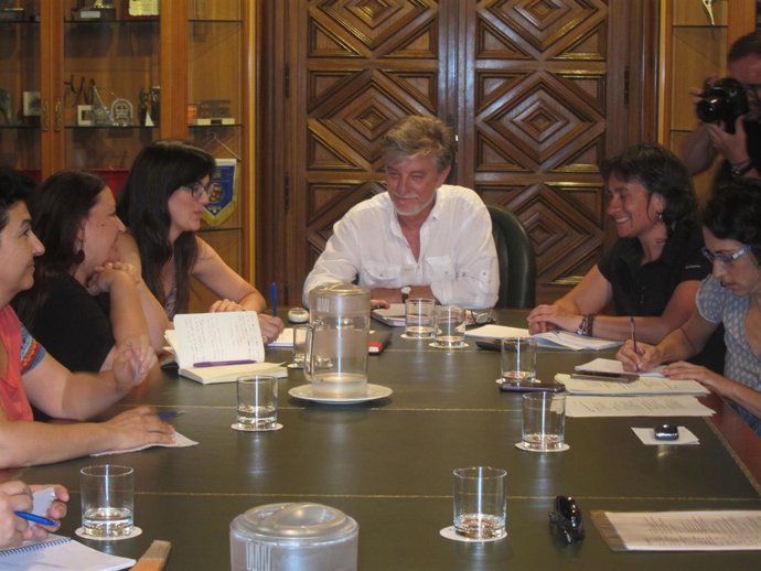 Representantes del Ayuntamiento reunidos con vecinos del Oliver